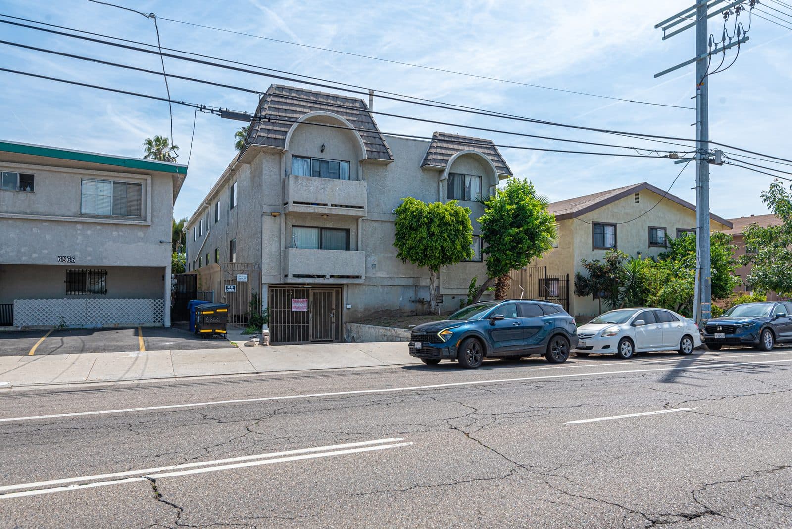 6860 Woodley Ave