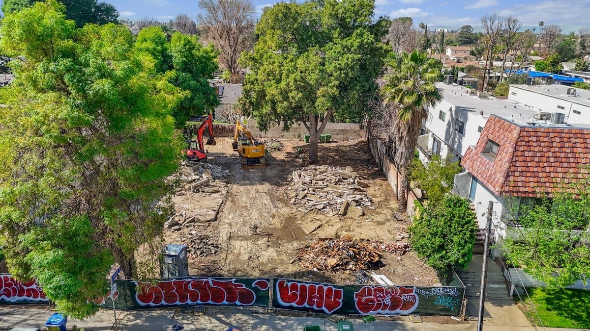 6901 Woodman Avenue, Van Nuys, CA 91405